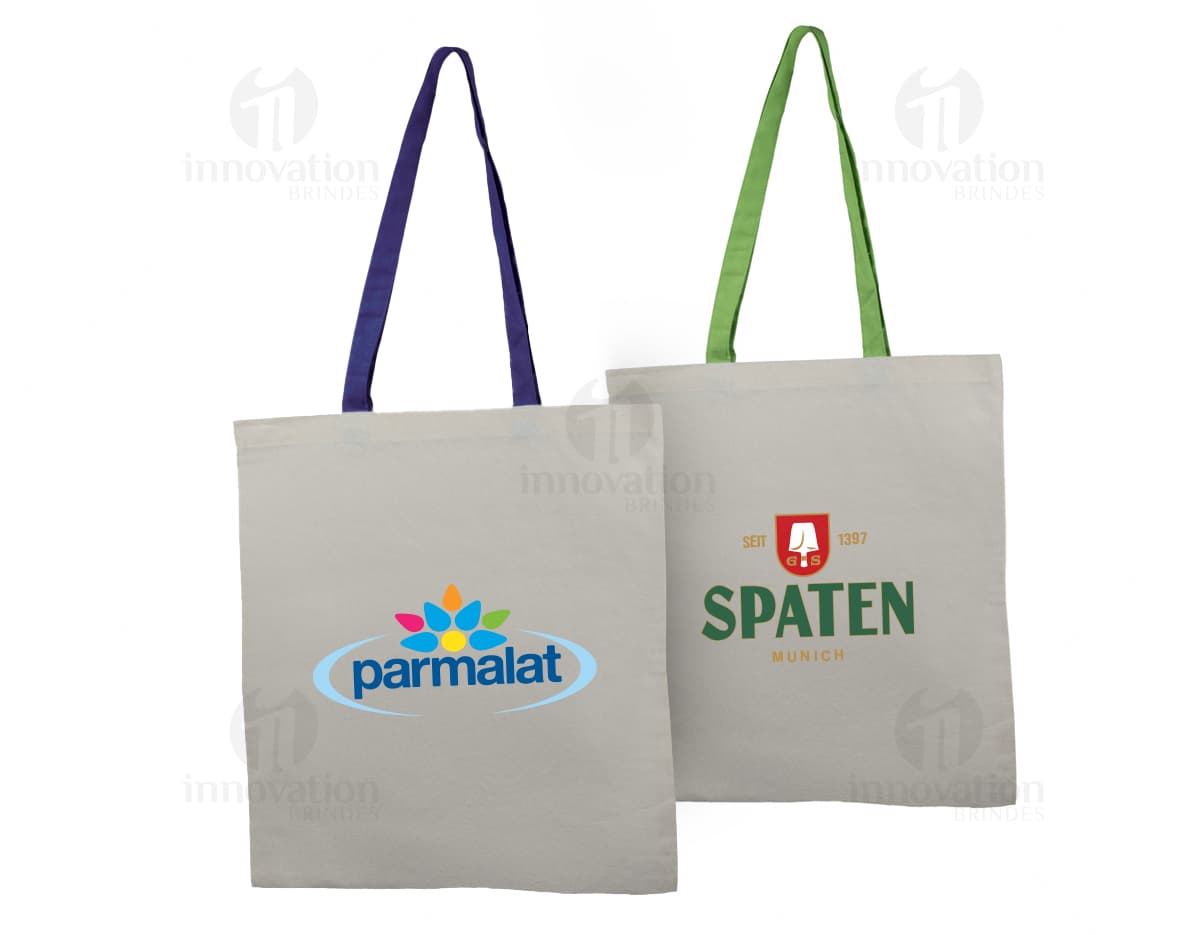Bolsa de algodão na cor azul com alças curtas e detalhes em costura branca.