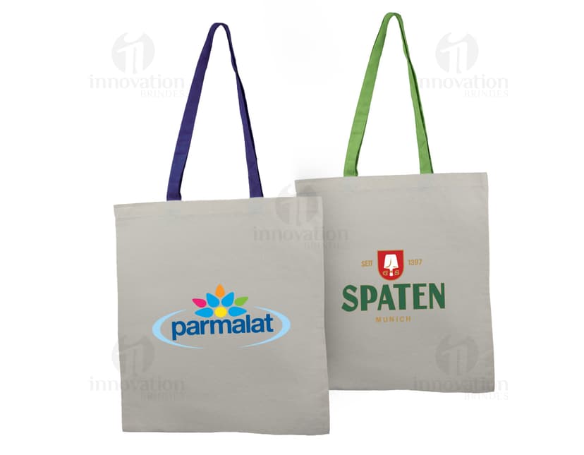 Bolsa de algodão na cor azul com alças curtas e detalhes em costura branca.