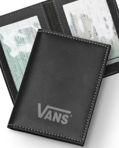 Capa de documentos em material sintético preto com fecho de botão e detalhe de costura branca.