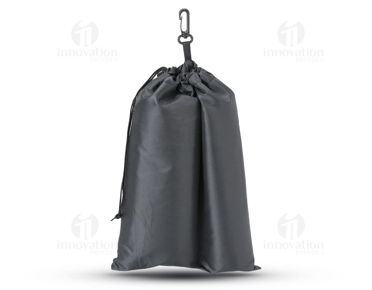 Kit chuva 2 peças contendo uma capa de chuva e uma calça, ambos na cor amarela.