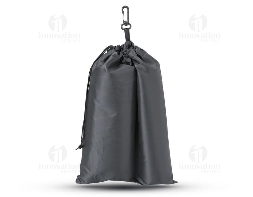 Kit chuva 2 peças contendo uma capa de chuva e uma calça, ambos na cor amarela.
