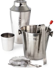 Kit Bar Inox composto por utensílios de bar em aço inoxidável, incluindo coqueteleira, medidor, pegador de gelo, colher bailarina, dosador, socador e pinça.