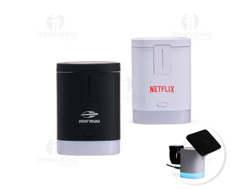 Base de carregamento por indução 3 em 1 em um ambiente de escritório, com smartphone, smartwatch e fones de ouvido colocados sobre a base.