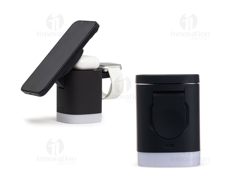 Base de carregamento por indução 3 em 1 em um ambiente de escritório, com smartphone, smartwatch e fones de ouvido colocados sobre a base.