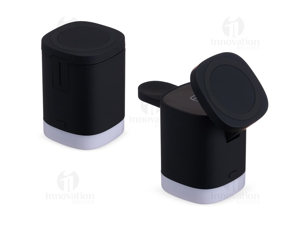 Base de carregamento por indução 3 em 1 em um ambiente de escritório, com smartphone, smartwatch e fones de ouvido colocados sobre a base.