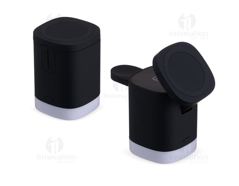 Base de carregamento por indução 3 em 1 em um ambiente de escritório, com smartphone, smartwatch e fones de ouvido colocados sobre a base.