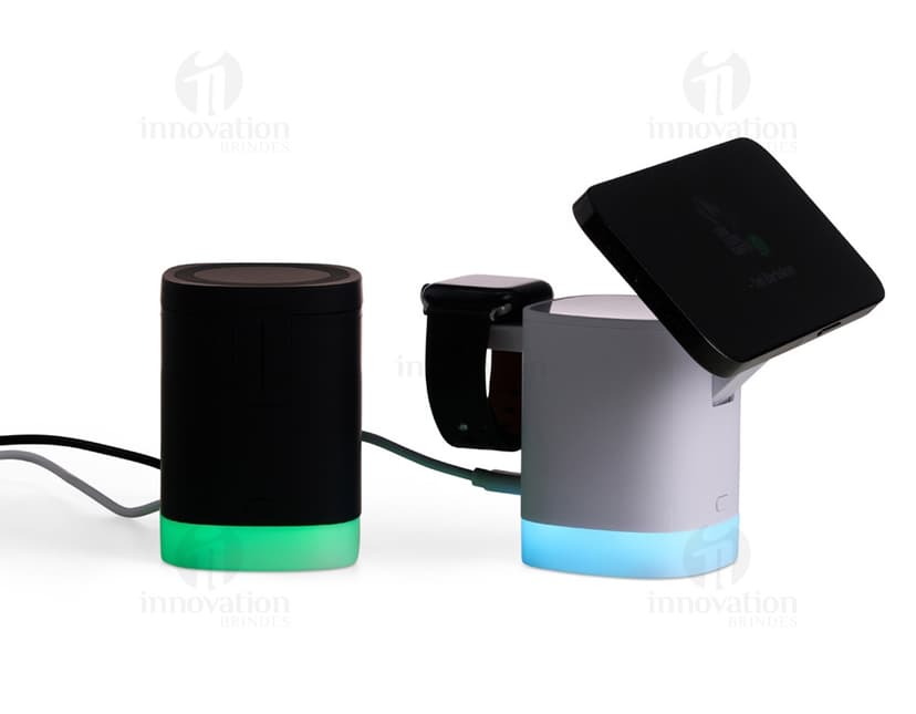 Base de carregamento por indução 3 em 1 em um ambiente de escritório, com smartphone, smartwatch e fones de ouvido colocados sobre a base.