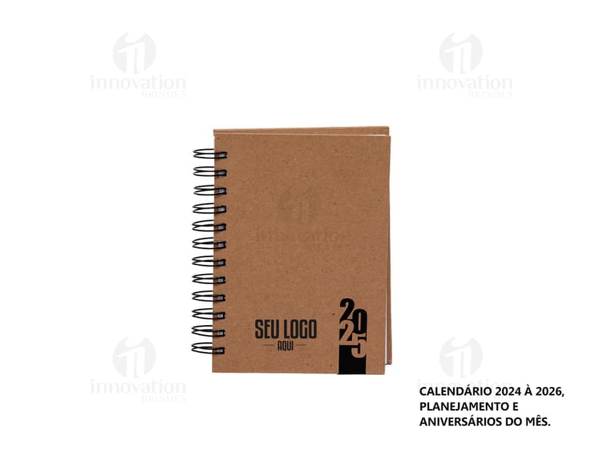 Agenda Diária 2025 com capa dura de cor azul escuro e detalhes em dourado, folhas internas brancas com espaços para notas e planejamento diário.
