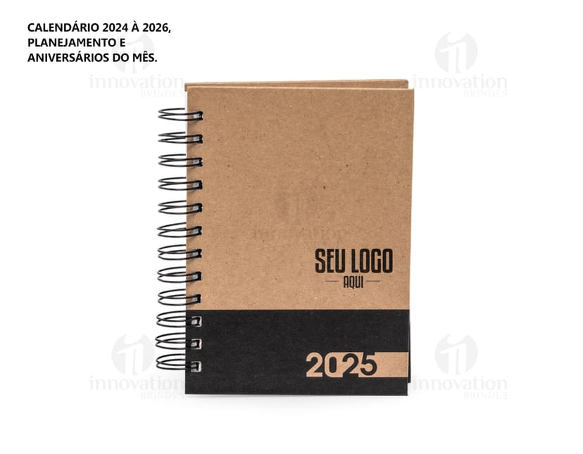 Agenda Diária 2025 com capa dura preta e páginas em papel reciclado, vista de cima em um fundo branco.
