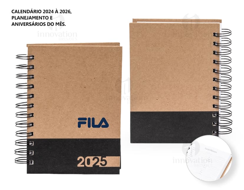 Agenda Diária 2025 com capa dura preta e páginas em papel reciclado, vista de cima em um fundo branco.