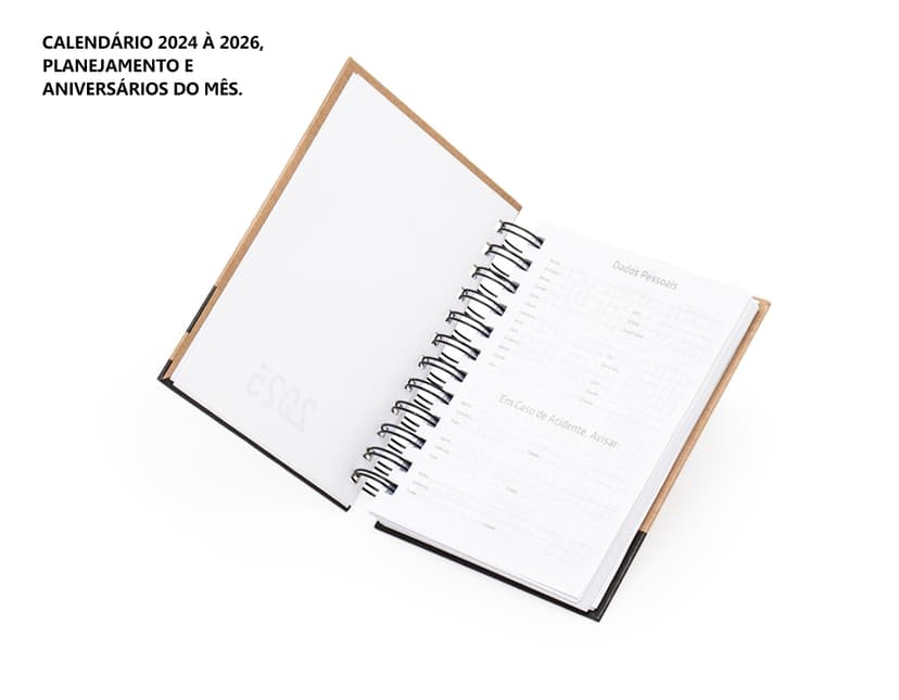 Agenda Diária 2025 com capa dura preta e páginas em papel reciclado, vista de cima em um fundo branco.