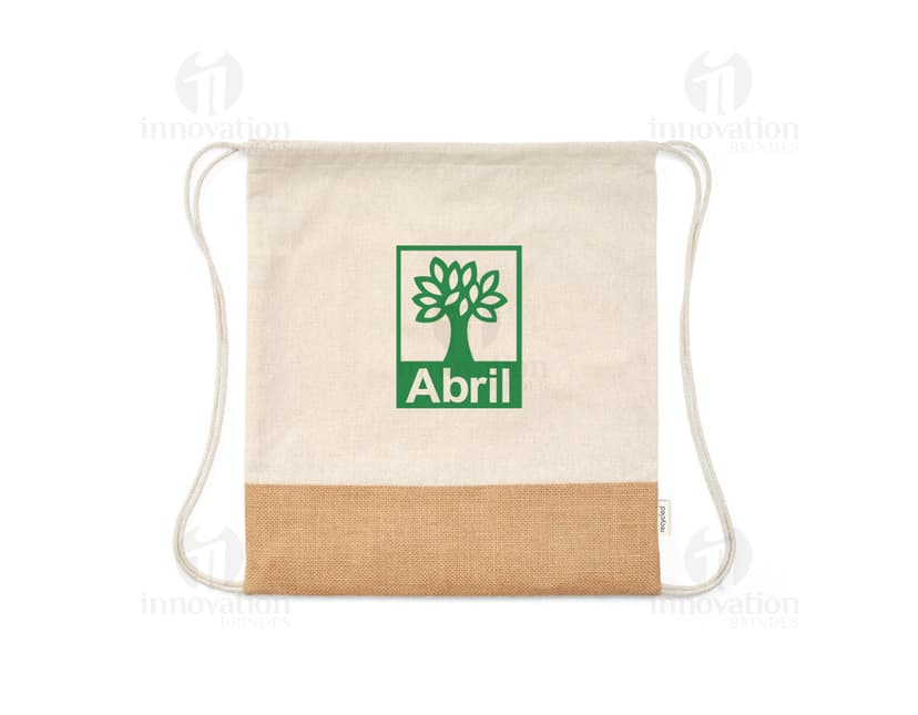 Sacola tipo mochila em tecido preto com alças ajustáveis e fecho de cordão.