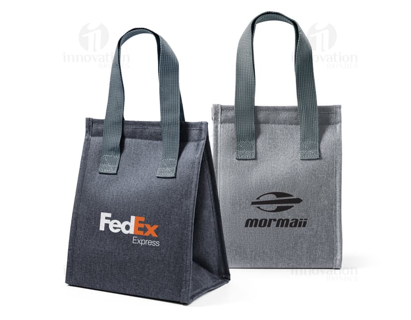 Bolsa térmica em poliéster em cor azul-marinho, com alça ajustável e fecho em zíper.