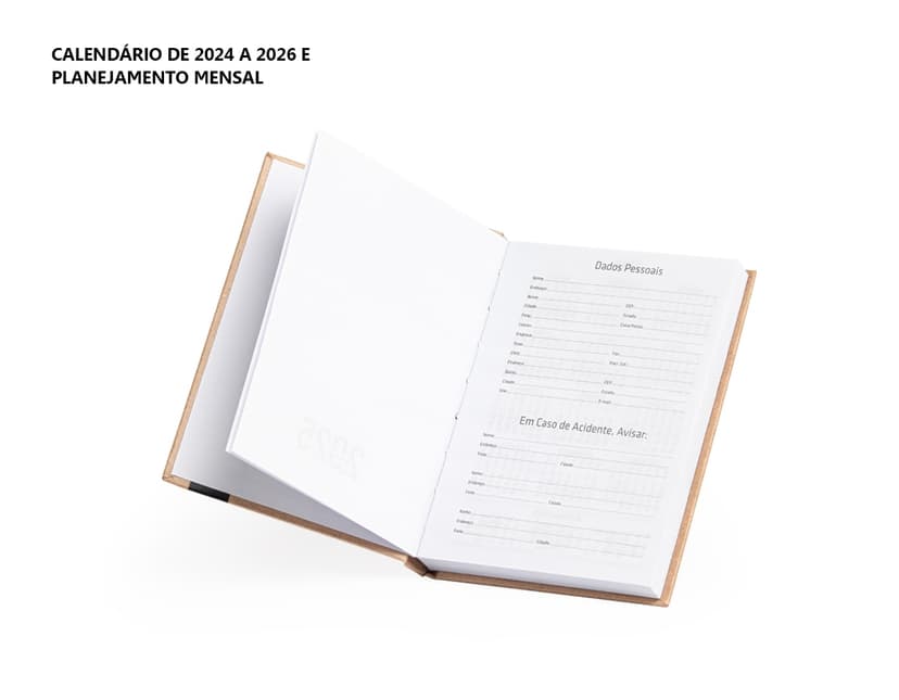Agenda Diária 2025 com capa em couro marrom e gravura de uma árvore em dourado. Páginas internas brancas com datas e horários para organização do dia-a-dia.