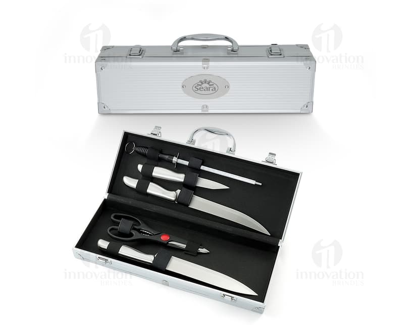Kit Churrasco 5 Peças: conjunto contendo faca, garfo, espátula, pinça e escova, em fundo branco.