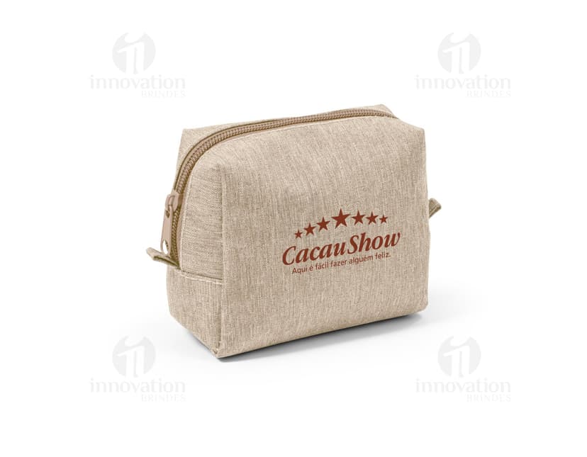 Bolsa para cosméticos preta com zíper e alça curta, contendo pincéis de maquiagem e batons organizados em seu interior.
