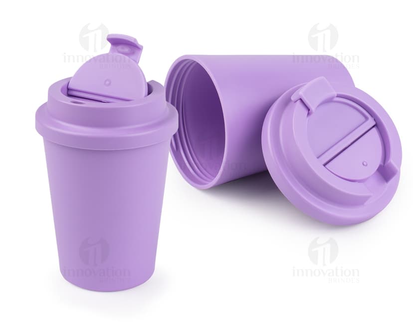 Copo plástico de 400ml, colorido em amarelo e preto, com tampa e alça para manuseio. O objeto é descartável e é utilizado para armazenar bebidas.