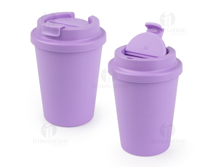 Copo plástico de 400ml, colorido em amarelo e preto, com tampa e alça para manuseio. O objeto é descartável e é utilizado para armazenar bebidas.