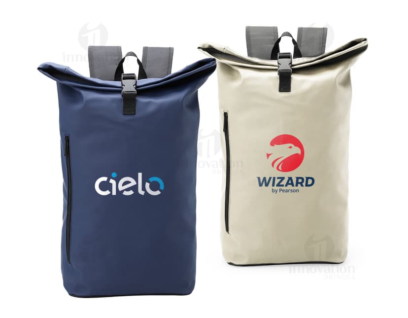 Mochila 26 Litros na cor preta com bolsos laterais, alças ajustáveis e zíper frontal.