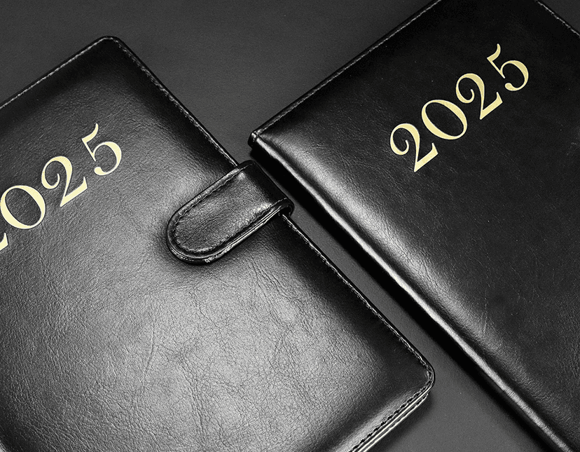 Agenda Semanal 2025 com capa de couro preto e páginas em branco para anotações diárias.
