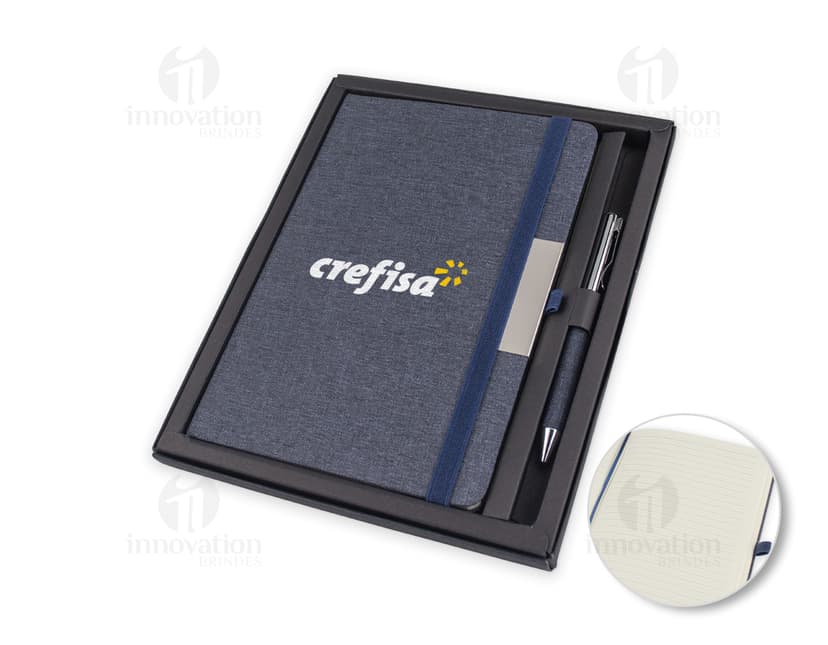 Kit contendo um caderno de anotações com capa dura e uma caneta elegante ao lado.