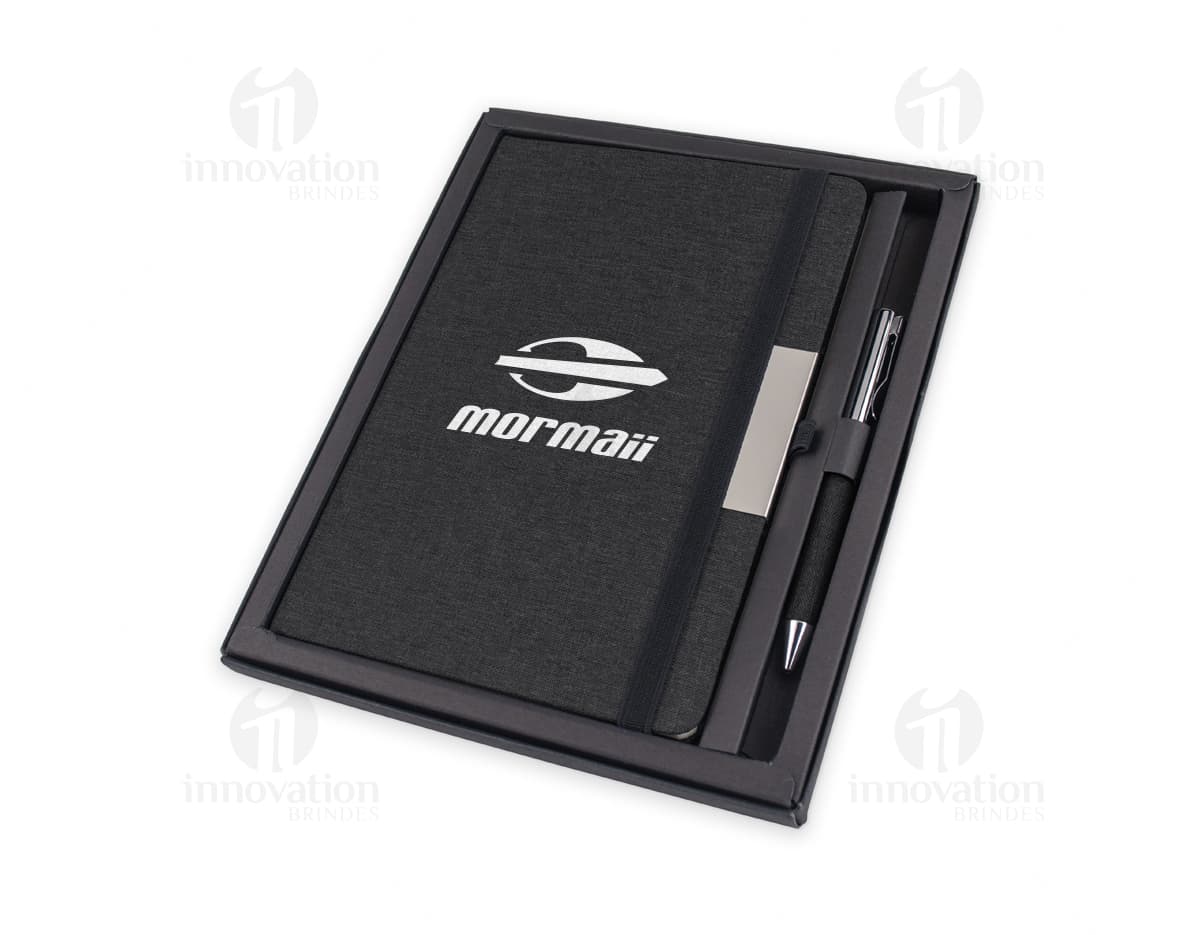 Kit contendo um caderno de anotações com capa dura e uma caneta elegante ao lado.