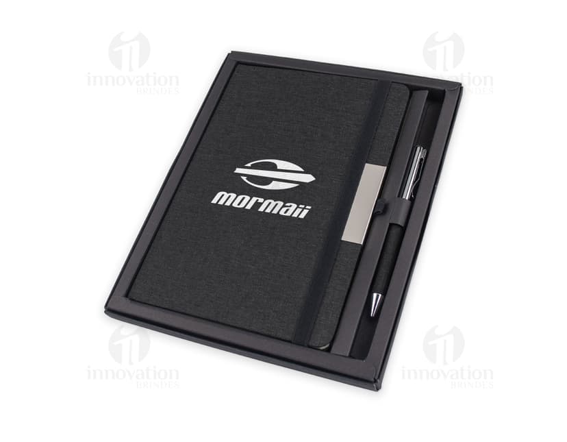 Kit contendo um caderno de anotações com capa dura e uma caneta elegante ao lado.