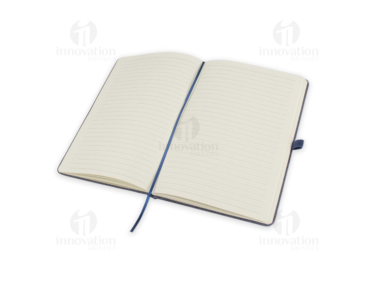 Kit contendo um caderno de anotações com capa dura e uma caneta elegante ao lado.