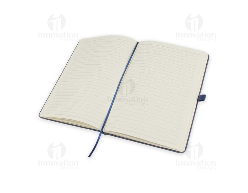 Kit contendo um caderno de anotações com capa dura e uma caneta elegante ao lado.
