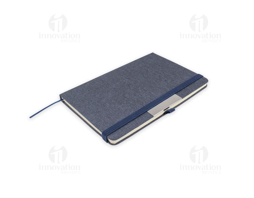 Kit contendo um caderno de anotações com capa dura e uma caneta elegante ao lado.