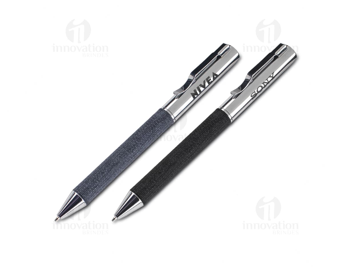 Kit contendo um caderno de anotações com capa dura e uma caneta elegante ao lado.