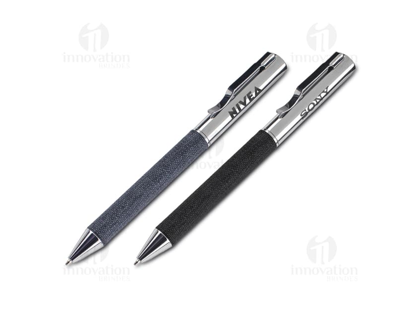 Kit contendo um caderno de anotações com capa dura e uma caneta elegante ao lado.