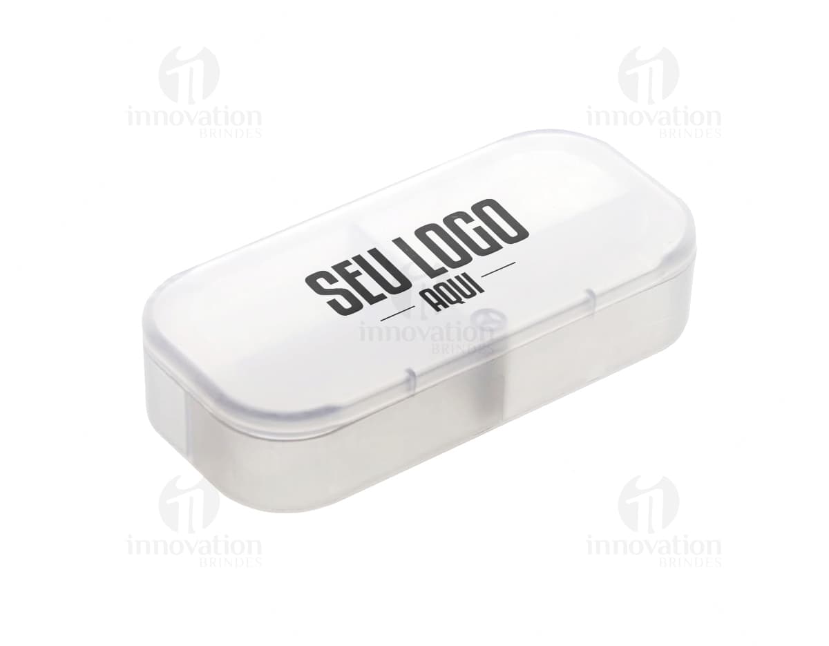Porta Comprimido de 4 cavidades em plástico moderno e brilhante, com design em forma de dispositivo tecnológico. O objeto possui botões e teclas de entrada, com ícones e símbolos de indicativos. Objeto 3D com conexões e plugue, ideal para guardar e organizar medicamentos.