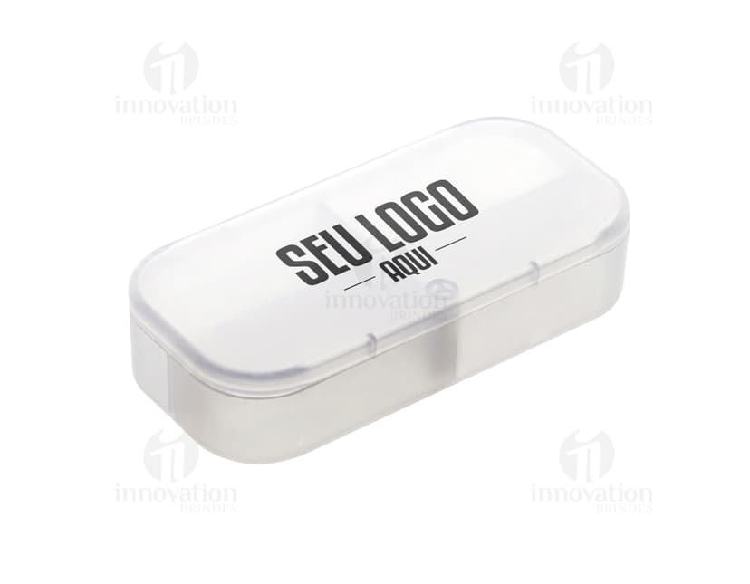 Porta Comprimido de 4 cavidades em plástico moderno e brilhante, com design em forma de dispositivo tecnológico. O objeto possui botões e teclas de entrada, com ícones e símbolos de indicativos. Objeto 3D com conexões e plugue, ideal para guardar e organizar medicamentos.