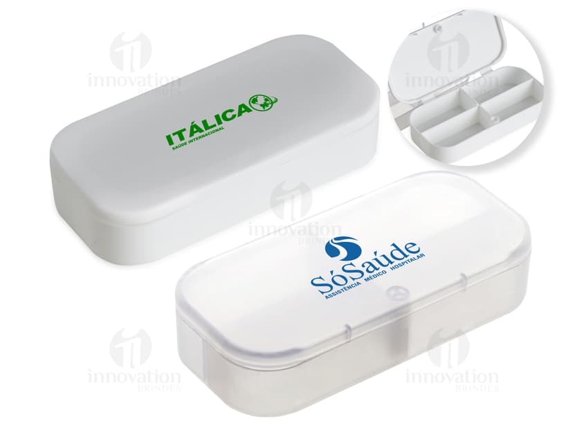Porta Comprimido de 4 cavidades em plástico moderno e brilhante, com design em forma de dispositivo tecnológico. O objeto possui botões e teclas de entrada, com ícones e símbolos de indicativos. Objeto 3D com conexões e plugue, ideal para guardar e organizar medicamentos.