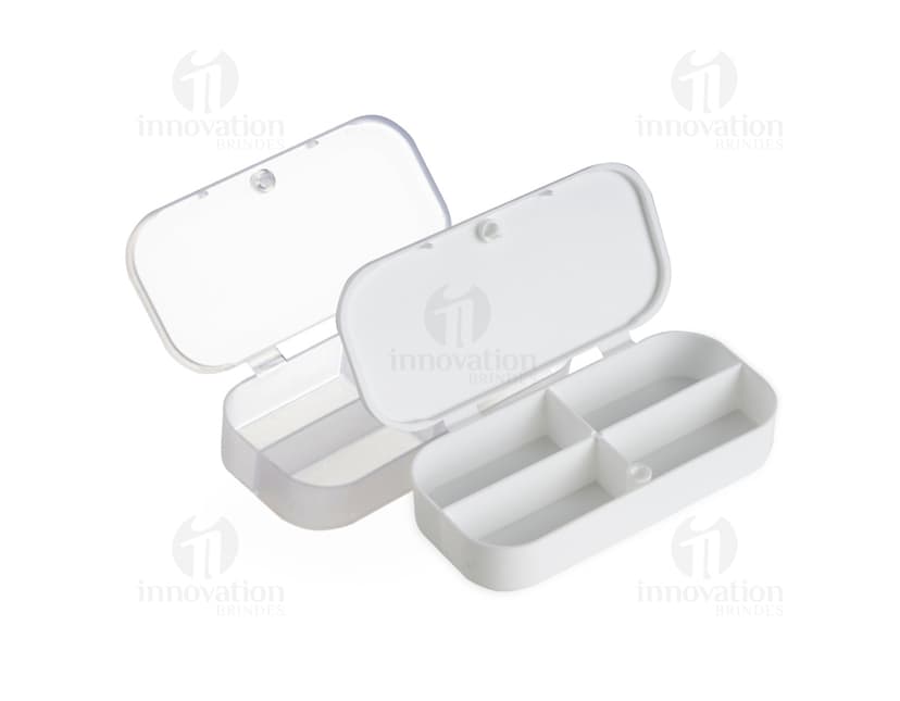 Porta Comprimido de 4 cavidades em plástico moderno e brilhante, com design em forma de dispositivo tecnológico. O objeto possui botões e teclas de entrada, com ícones e símbolos de indicativos. Objeto 3D com conexões e plugue, ideal para guardar e organizar medicamentos.