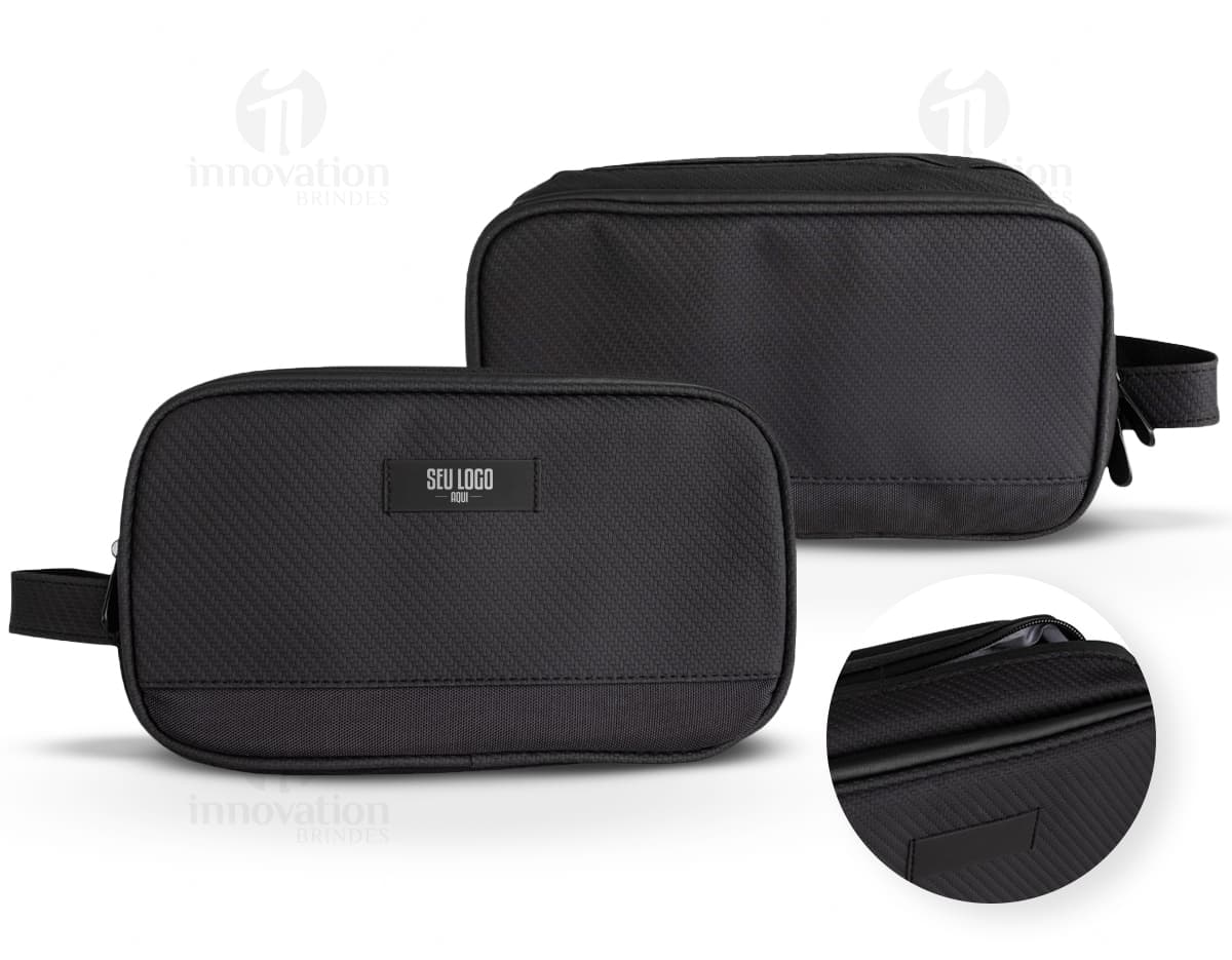 Nécessaire de Poliéster preto com zíper e alça de transporte, ideal para organizar e transportar objetos pessoais e de higiene.