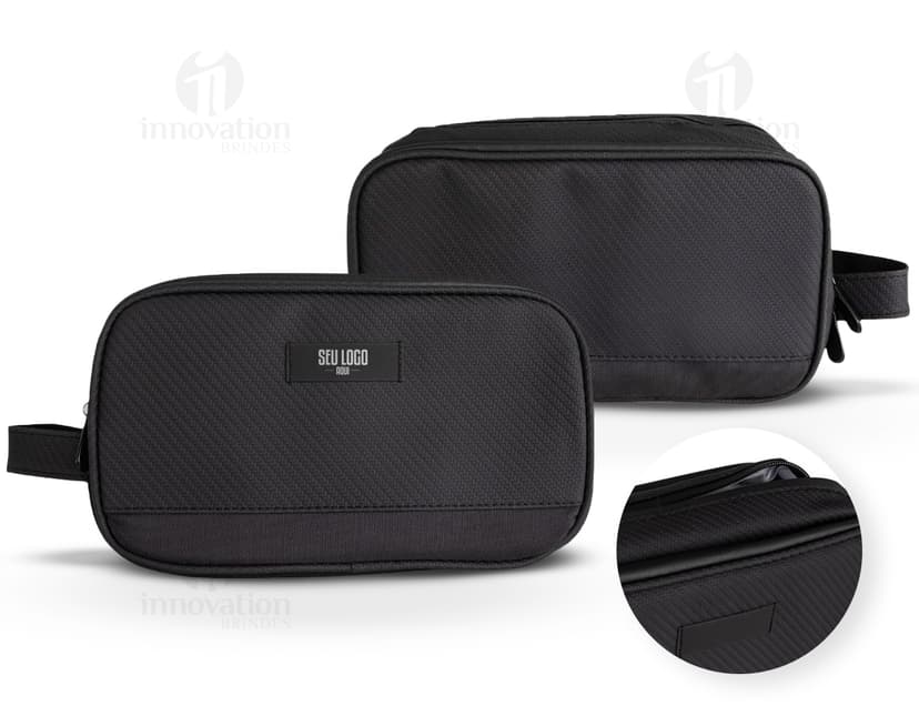 Nécessaire de Poliéster preto com zíper e alça de transporte, ideal para organizar e transportar objetos pessoais e de higiene.