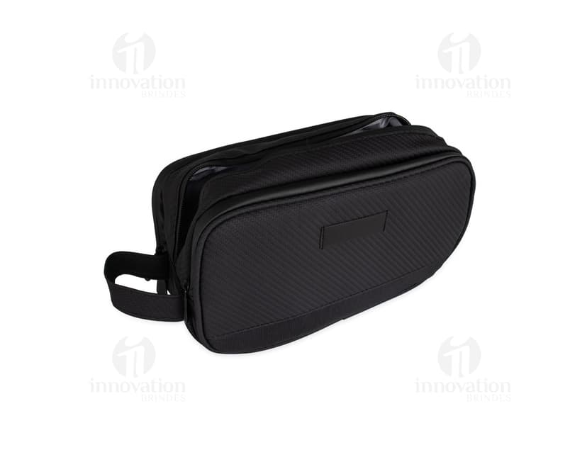 Nécessaire de Poliéster preto com zíper e alça de transporte, ideal para organizar e transportar objetos pessoais e de higiene.
