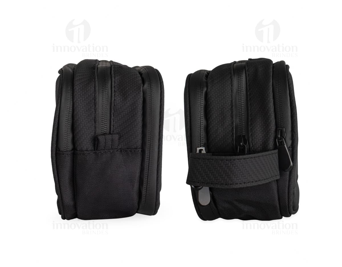 Nécessaire de Poliéster preto com zíper e alça de transporte, ideal para organizar e transportar objetos pessoais e de higiene.