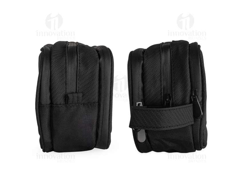 Nécessaire de Poliéster preto com zíper e alça de transporte, ideal para organizar e transportar objetos pessoais e de higiene.
