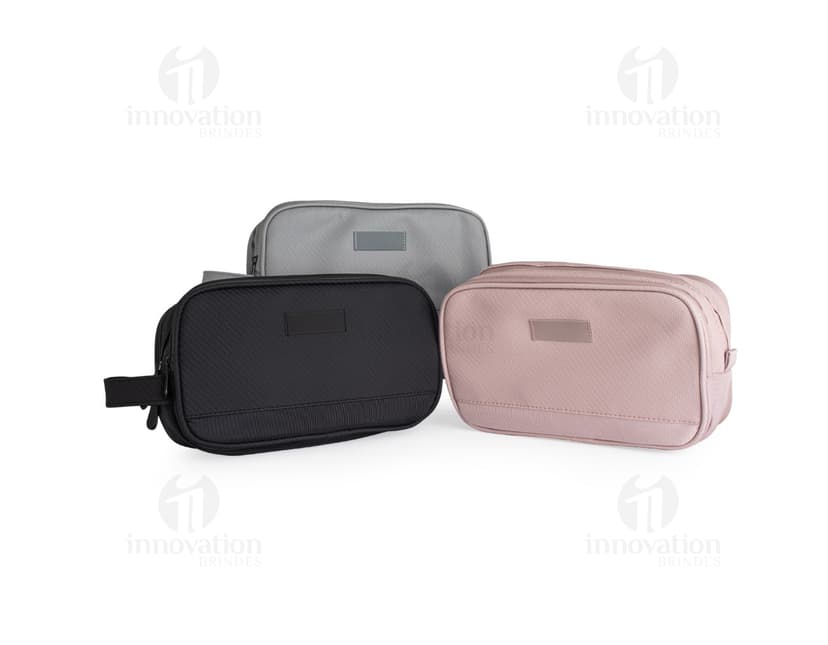 Nécessaire de Poliéster preto com zíper e alça de transporte, ideal para organizar e transportar objetos pessoais e de higiene.