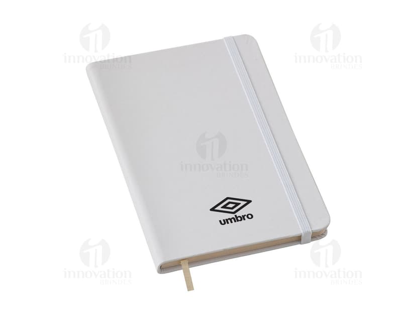 Caderneta Moleskine com pauta na cor preta, com elástico para fechamento e fita marcadora vermelha. Páginas em papel pautado e capa em material resistente.