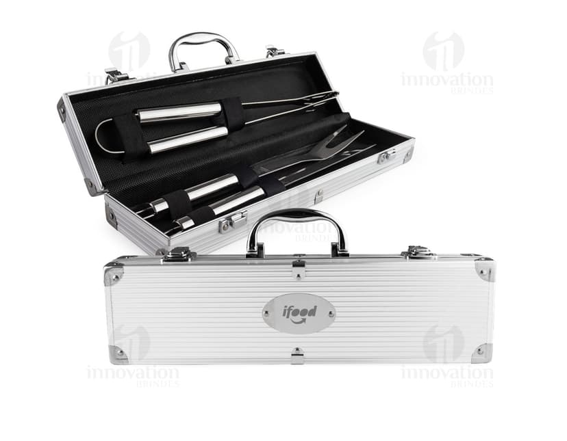 Kit Churrasco 3 Peças em aço inoxidável, contendo faca, garfo e pegador, sobre fundo branco.