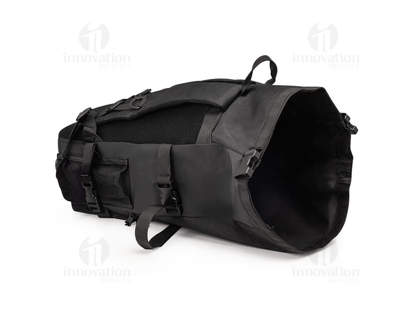 Mochila de Couro Sintético 34 Litros em cor neutra.