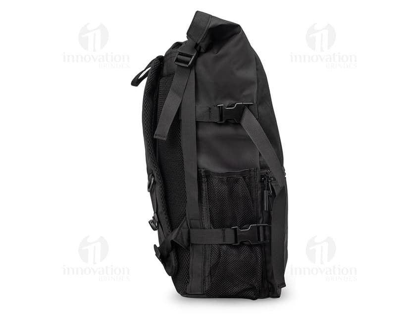 Mochila de Couro Sintético 34 Litros em cor neutra.