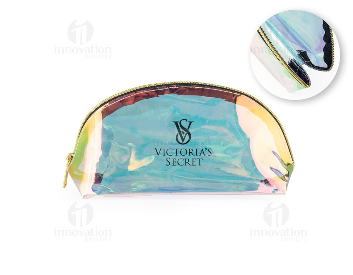 Necessaire de plástico holográfico em formato retangular, com zíper prateado e alça de mão.