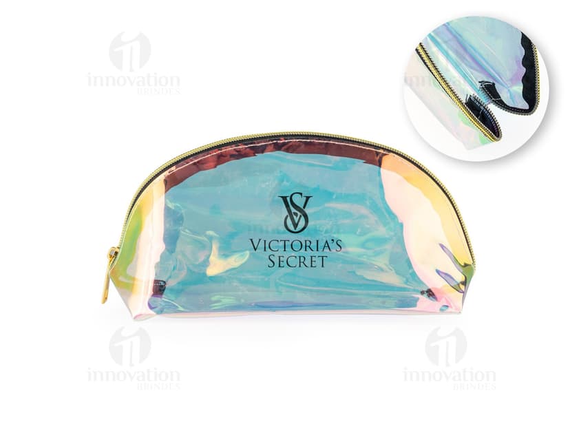 Necessaire de plástico holográfico em formato retangular, com zíper prateado e alça de mão.