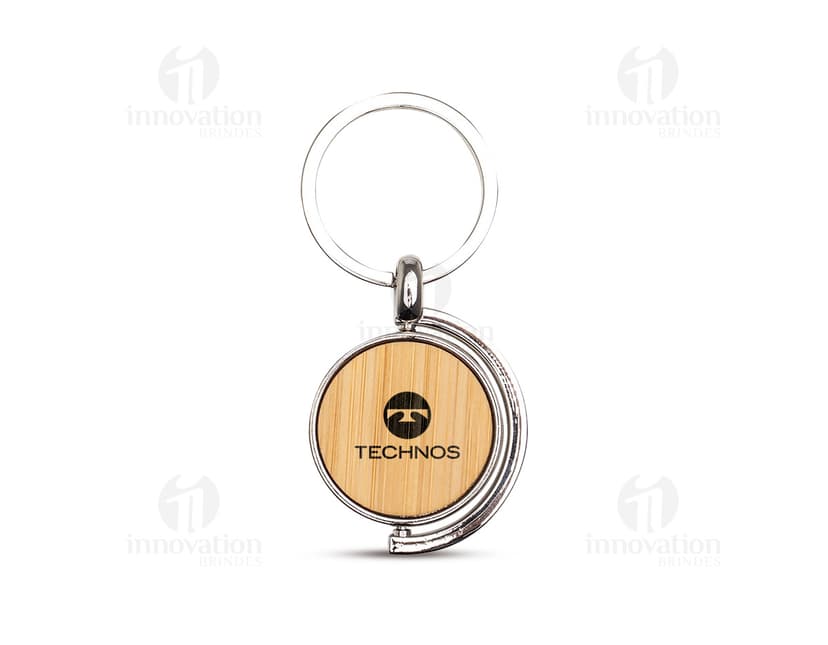 Chaveiro Metal Bambu em formato de canaleta com detalhes em relevo.