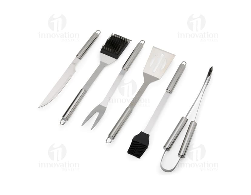 Imagem de um Kit Churrasco 6 Peças, contendo ferramentas e utensílios para churrasco, como faca, garfo, espátula, pegador e escova, em uma maleta de couro preta.